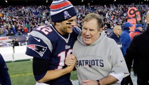 Tom Brady abraza a Bill Belichick tras el partido contra Chargers