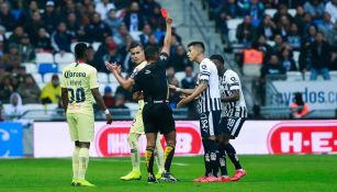 Fernando Guerrero expulsa a Avilés Hurtado en el duelo contra América