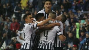 Jugadores de Rayados festejan uno de los goles