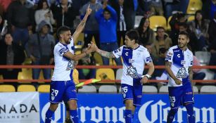 Jugadores de Pachuca celebran anotación de Franco Jara