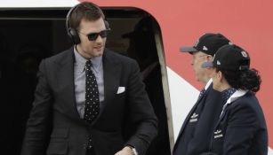 Brady baja del avión en su llegada a Atlanta