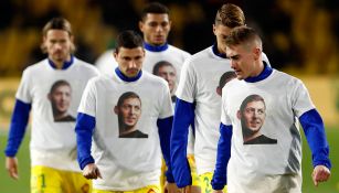 Jugadores del Nantes portan playeras con el rostro de Emiliano Sala