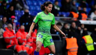 Diego Lainez controla el balón en juego del Betis