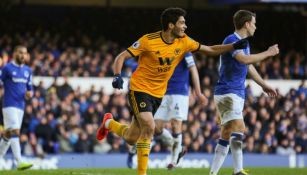 Raúl Jiménez festeja un gol con los Wolves