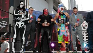 Comentaristas de TV Azteca con luchadores de Triple A 