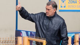 Gerardo Martino saluda en entrenamiento de Tigres