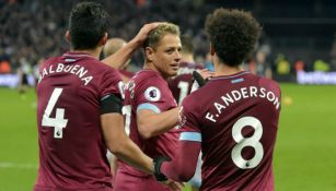 Chicharito y sus compañeros festejan un gol con los Hammers