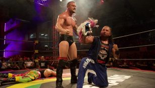 Killer Kross y Rey Escorpión posan con la máscara de Psycho Clown