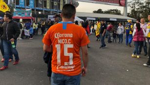 Un aficionado de América muestra la playera de Nico Castillo