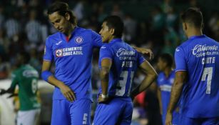 Jugadores de Cruz Azul se lamentan después de un partido