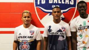 Jugadores del Dallas FC posan con los jerseys de broma