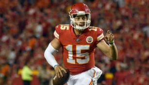 Patrick Mahomes, a punto de lanzar un pase con los Chiefs