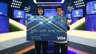 Tekkz y Nicolas sostienen su premio del Mundial de Clubes