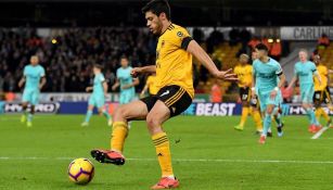 Raúl Jiménez, durante un duelo con el Wolves