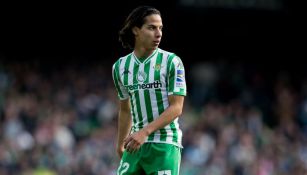 Diego Lainez durante un juego con el Betis