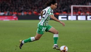 Lainez con el balón durante un partido con el Betis 