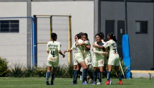 Jugadoras de América festeja un gol contra Pachuca