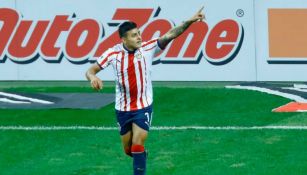 Alexis Vega festeja una de sus anotaciones en el Clásico Tapatío