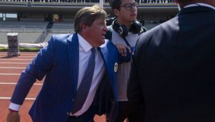 Miguel Herrera se encara con un fotógrafo