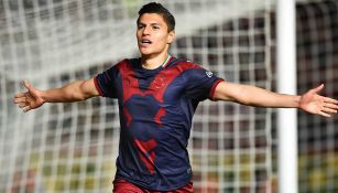 Ronaldo Cisneros festejando un gol con Chivas 