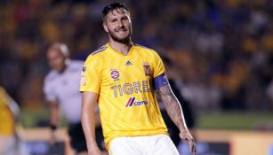 Gignac hace una mueca durante un juego de Tigres