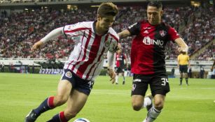 Brizuela e Irving Zurita durante Clásico Tapatío