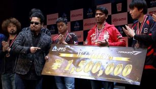 El productor de Tekken, Katsuhiro Harada, entrega el premio a Arslan Ash