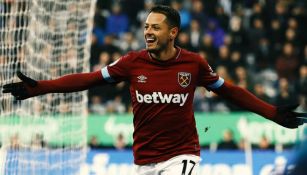 Chicharito festeja gol con los Hammers