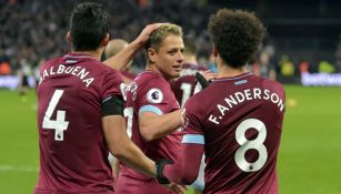 Chicharito festejando un gol con sus compañeros 