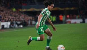 Diego Lainez conduce el esférico en un duelo con el Betis