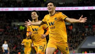 Raúl Jiménez festeja gol con Wolves