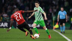 Guardado disputa un balón con Hamari Traore