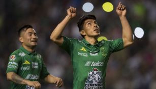 Ángel Mena festeja un gol con el León