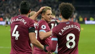 Chicharito festejando un gol con sus compañeros