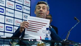 Pedro Caixinha muestra un gráfico sobre 'Fake News'