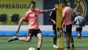 Mateus Uribe golpea el balón en una práctica con el América