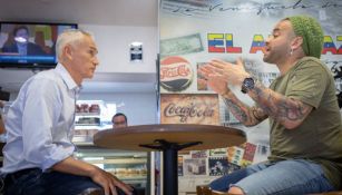 Jorge Ramos con un músico venezolano