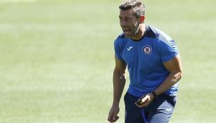 Caixinha grita durante el entrenamiento de Cruz Azul