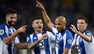 Brahimi celebra con sus compañeros su gol vs el Braga