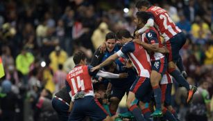 Jugadores de Chivas festejan triunfo contra América