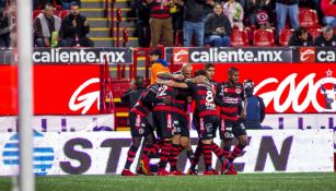 Jugadores de Xolos celebran anotación contra Atlas