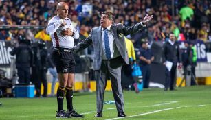 Miguel Herrera en el partido contra Morelia