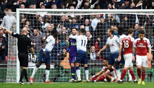 Lloris es felicitado por sus compañeros tras atajar el penalti 