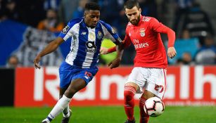 Jugadores del Porto y Benfica disputando el balón 