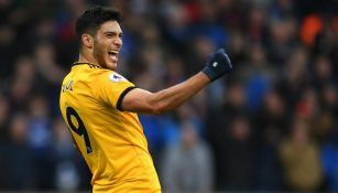 Raúl Jiménez festeja un gol con los Wolves