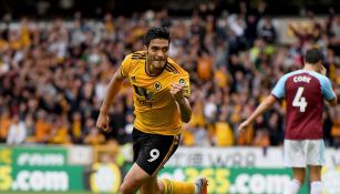 Jiménez festejando un gol con los Wolves 