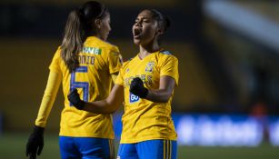 Jugadoras de Tigres festejan un gol