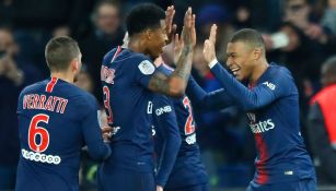  Kylian Mbappe festeja un gol con sus compañeros de PSG