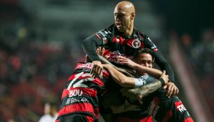 Jugadores de Xolos festejan un gol