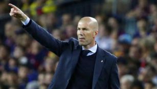 Zinedine Zidane da indicaciones a sus pupilos